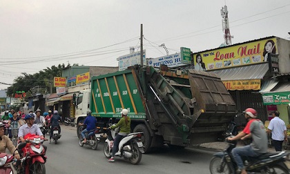 Va chạm với xe chở rác, 2 thanh niên tử vong