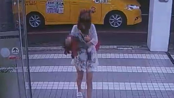 Người mẹ đưa con gái tới bệnh viện vào lúc nửa đêm.