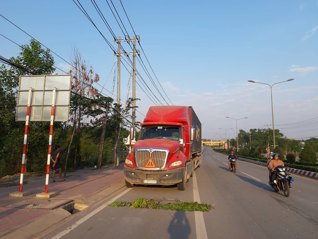 Bình Dương: Chở con đi rút tiền lương để mua quần áo Tết, vợ chồng chết thảm, 2 con nguy kịch dưới bánh xe container - Ảnh 2.