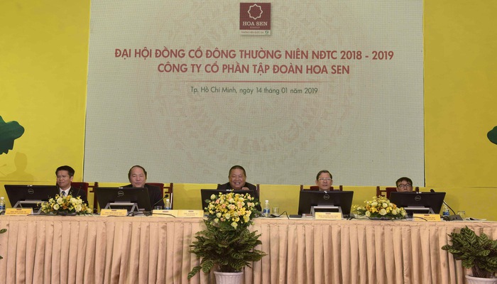 hoa sen lo khung, dai gia le phuoc vu an minh tren nui hinh anh 1
