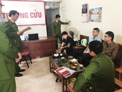 Lật tẩy 'sân sau' của những ông trùm tín dụng đen Lật tẩy 'sân sau' của những ông trùm tín dụng đen