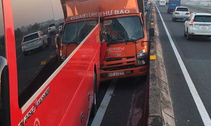 Xe tải tông xe khách chở học sinh, hàng chục em nhỏ la hét hoảng loạn trên cao tốc TP.HCM - Trung Lương