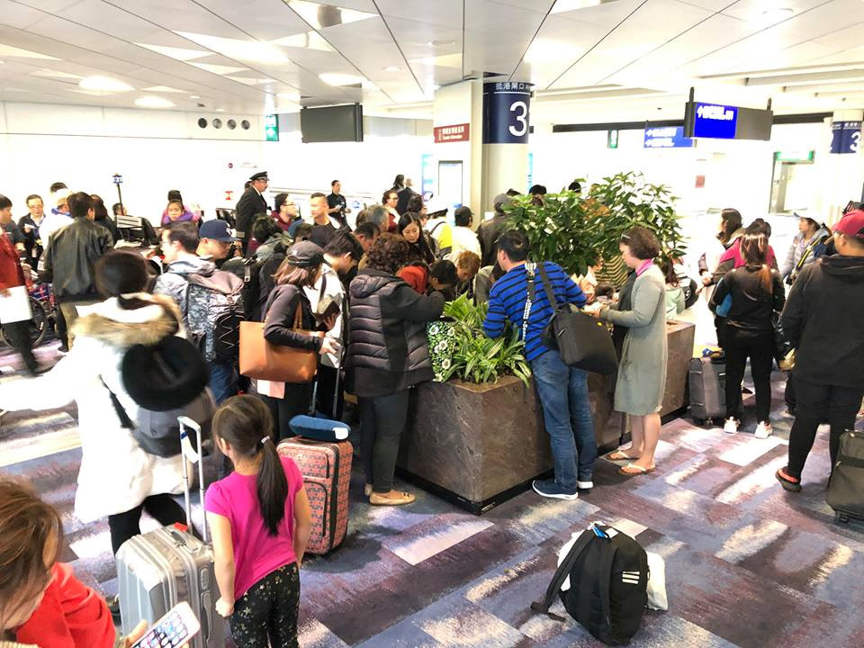 Nhieu khach Viet to bi American Airlines bo roi tai san bay Hong Kong hinh anh 1