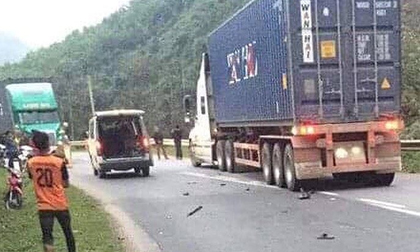 Va chạm xe máy và xe container, 3 người thương vong
