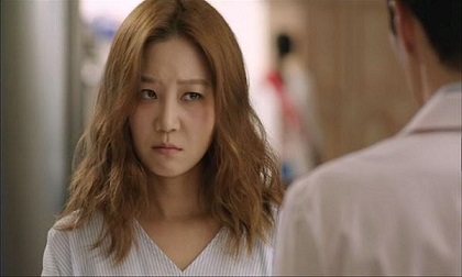Tỉnh dậy sau đêm ngủ lang vì vợ cấm cửa, tôi sững sờ khi thấy người nằm bên