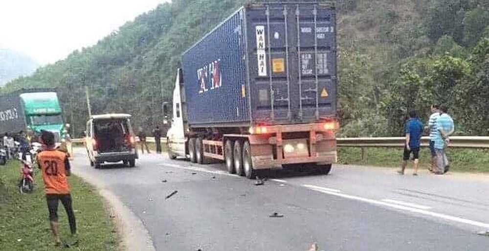 Va chạm xe máy và xe container, 3 người thương vong - 1
