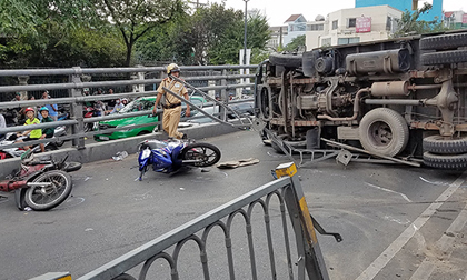 Xe tải “đại náo” cầu vượt thép ở Sài Gòn, nhiều người bị thương