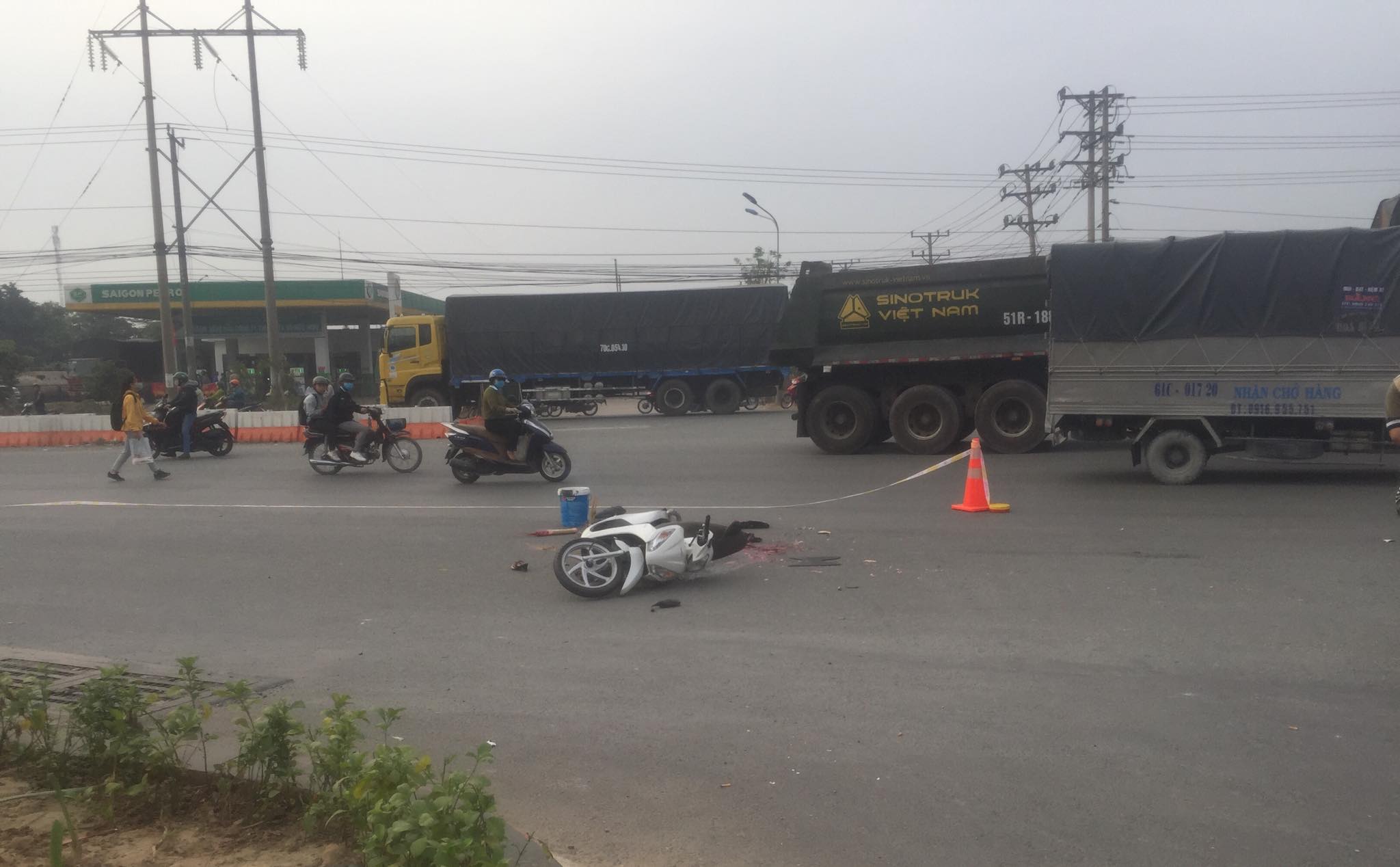 dan truy duoi xe container can chet nguoi phu nu roi bo chay hinh anh 1