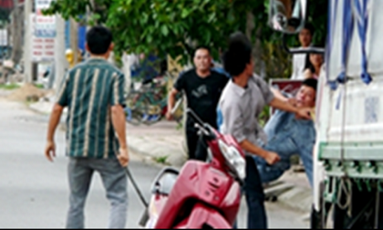 Mâu thuẫn do nẹt pô xe, chém 3 người bị thương nặng ở Sài Gòn