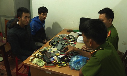 Nam thanh niên rủ người yêu đi trộm hàng trăm điện thoại