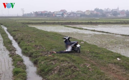 Công an điều tra vụ nam thanh niên chết gục bên xe máy giữa đồng