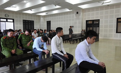 Thấy bạn gái bị chọc ghẹo, nam thanh niên dùng dao đâm người tử vong