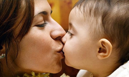 'Truyền' bệnh lậu, viêm gan cho con vì hôn môi, mớm cơm