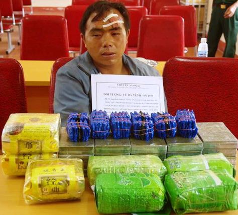 
Xênh và tang vật vụ án. ẢNH: Biên phòng Nghệ An
