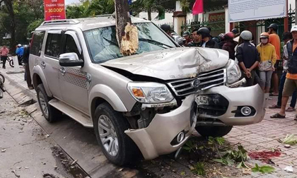Ô tô 'điên' mất lái, tông trúng hai mẹ con đợi xe buýt trên đường, bé trai 5 tuổi chết thảm