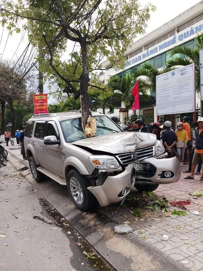 Quảng Nam: Ô tô điên mất lái, tông trúng hai mẹ con đợi xe buýt trên đường, bé trai 5 tuổi chết thảm Quảng Nam: Ô tô điên mất lái, tông trúng hai mẹ con đợi xe buýt trên đường, bé trai 5 tuổi chết thảm