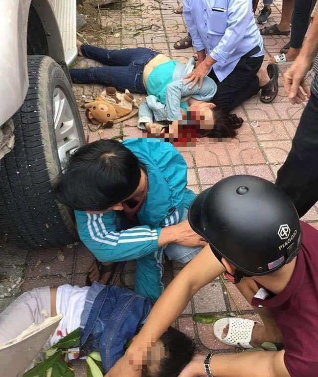 Quảng Nam: Ô tô điên mất lái, tông trúng hai mẹ con đợi xe buýt trên đường, bé trai 5 tuổi chết thảm Quảng Nam: Ô tô điên mất lái, tông trúng hai mẹ con đợi xe buýt trên đường, bé trai 5 tuổi chết thảm
