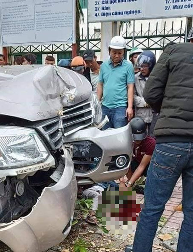 Quảng Nam: Ô tô điên mất lái, tông trúng hai mẹ con đợi xe buýt trên đường, bé trai 5 tuổi chết thảm Quảng Nam: Ô tô điên mất lái, tông trúng hai mẹ con đợi xe buýt trên đường, bé trai 5 tuổi chết thảm