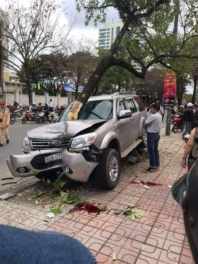 Quảng Nam: Ô tô điên mất lái, tông trúng hai mẹ con đợi xe buýt trên đường, bé trai 5 tuổi chết thảm Quảng Nam: Ô tô điên mất lái, tông trúng hai mẹ con đợi xe buýt trên đường, bé trai 5 tuổi chết thảm