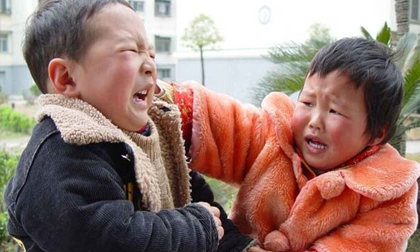 Cách xử lý đúng đắn nhất khi trẻ đánh người khác