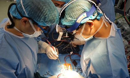 Bé trai bị vi khuẩn ăn mòn van tim, biểu hiện ban đầu trẻ nào cũng thường gặp phải