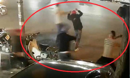 Hàng chục tên côn đồ xông vào quán ăn đêm truy sát, chém trọng thương 2 anh em