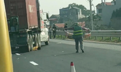 Hà Nội: Căng dây phân làn đường trên cao tốc, nam công nhân bị xe container tông tử vong