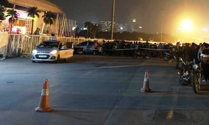 Trước khi gục ở cửa SVĐ Mỹ Đình, tài xế taxi nghi bị cứa cổ đã phát tin cầu cứu
