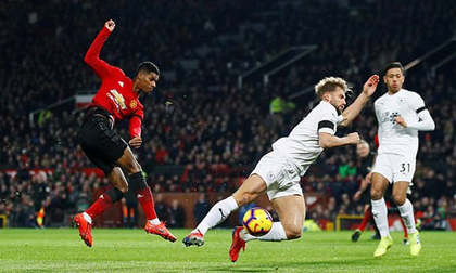 Cứu tinh Lindelof, M.U thoát hiểm ngoạn mục trước Burnley