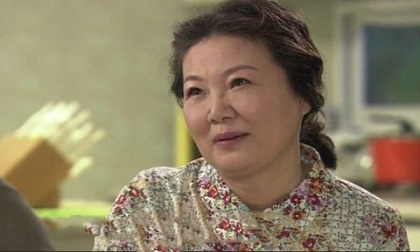 Mua quà Tết tới nhà người yêu, vừa bước khỏi cửa mẹ anh nói một câu khiến tôi lặng người