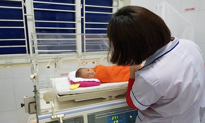 Bé gái sơ sinh bị bỏ rơi tại bệnh viện