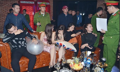 Nhiều dân chơi sử dụng bóng cười trong quán bar ở TP Vinh