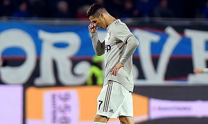 Ronaldo mờ nhạt, Juventus bị 'đá bay' khỏi Coppa Italia