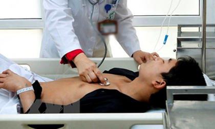Bị bạn gái chia tay, thiếu niên 13 tuổi uống liên tục 3 chai rượu nặng rồi nhập viện