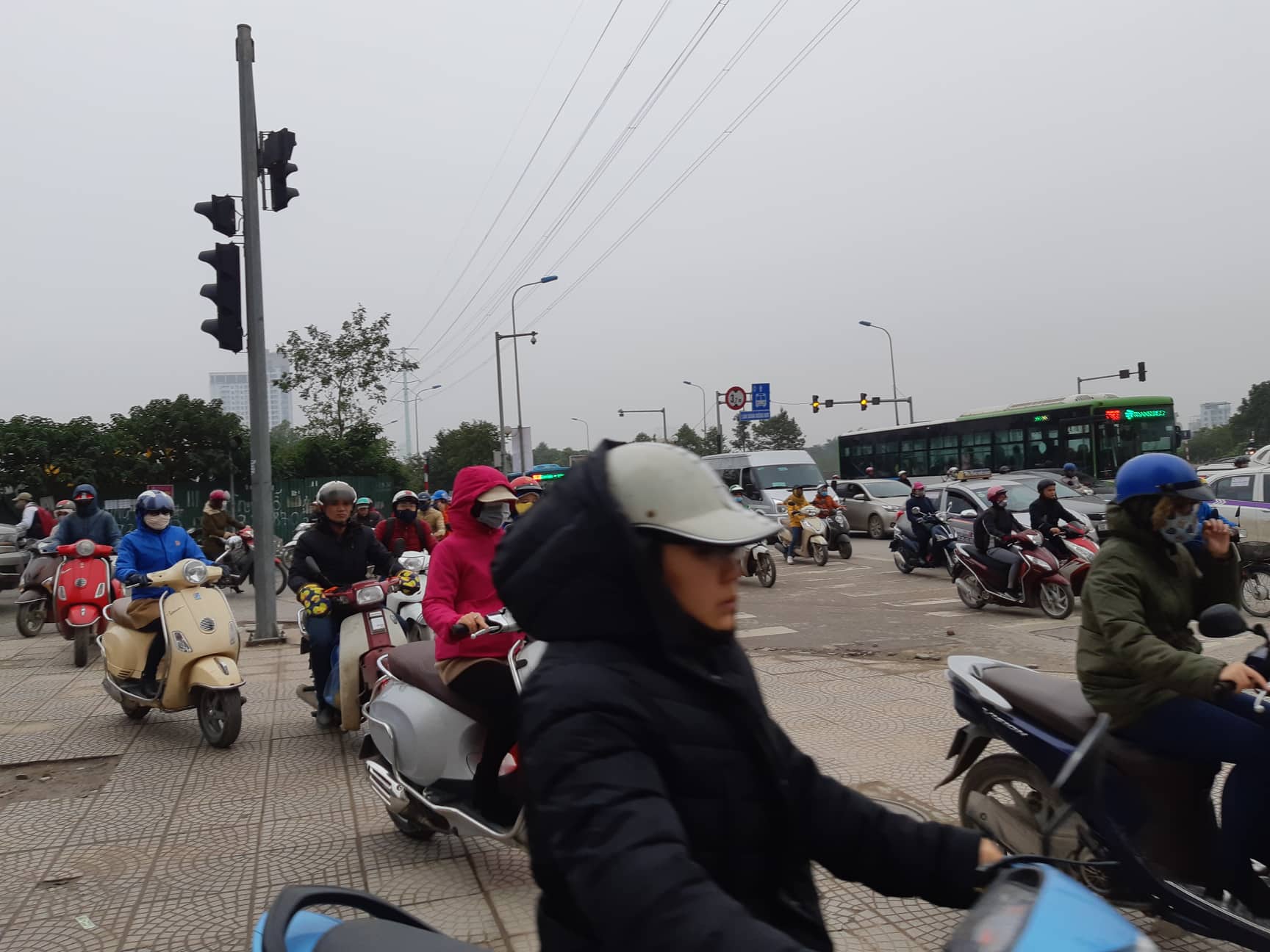 nguoi dan “un un” ve que nghi tet, nhieu tuyen duong cua ngo thu do un tac hinh anh 3
