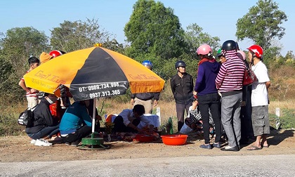 Bé trai sơ sinh tử vong bên đường