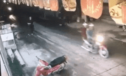 Video nghi can cứa cổ tài xế taxi chân đất bỏ chạy suýt đâm vào người đi đường