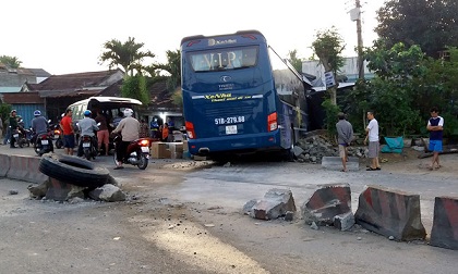 Hàng chục người thoát chết khi xe khách lao vào nhà dân