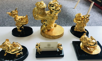 Cận Tết, đại gia ráo riết săn heo mạ vàng 24K cực độc, lạ và sang