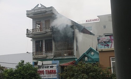 Cháy dữ dội tại cửa hàng kinh doanh giày dép ở Thanh Hóa