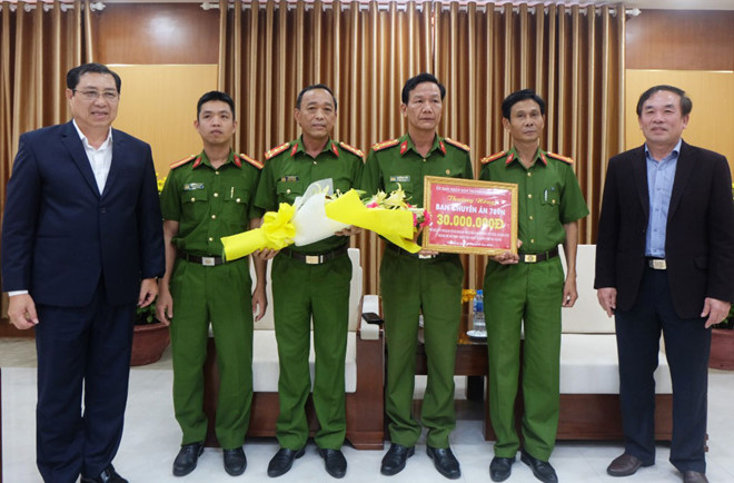 canh sat pha chuyen an ve ma tuy lon nhat o da nang ngay can tet hinh anh 1