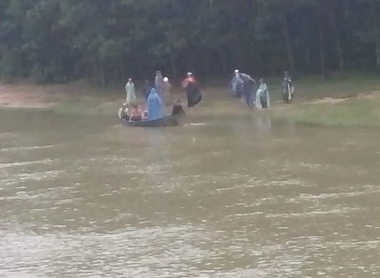 Kinh hoàng thanh niên mang thi thể cô gái trẻ thả trôi sông - 1