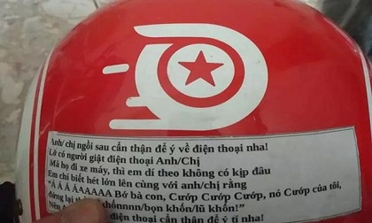 Mảnh giấy dán sau mũ bảo hiểm của tài xế xe ôm khiến dân mạng trầm trồ, thích thú