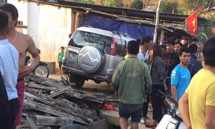 Ô tô điên ủi bay nhiều xe máy, đâm tử vong 1 phụ nữ trước cửa nhà