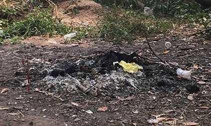 Thi thể bé trai sơ sinh nguyên dây rốn dưới hố sâu