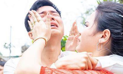Anh trai bật khóc nức nở trong ngày em gái đi lấy chồng gây 'sốt' mạng xã hội