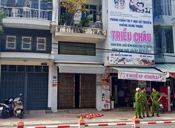 Người giúp việc rơi từ tầng 4 xuống đất tử vong - Ảnh 1.