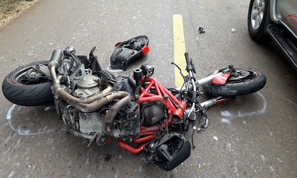 Mô tô lao 130 km/giờ vào xe container, thanh niên... không hề hấn gì!