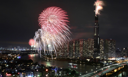 Pháo hoa sáng rực khắp mọi miền Tổ quốc, chào năm mới Kỷ Hợi 2019