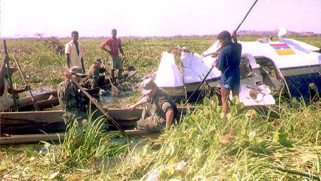 Nhờ cú đẩy của mẹ, bé gái thoát khỏi máy bay nổ khiến 51 người thiệt mạng - 1